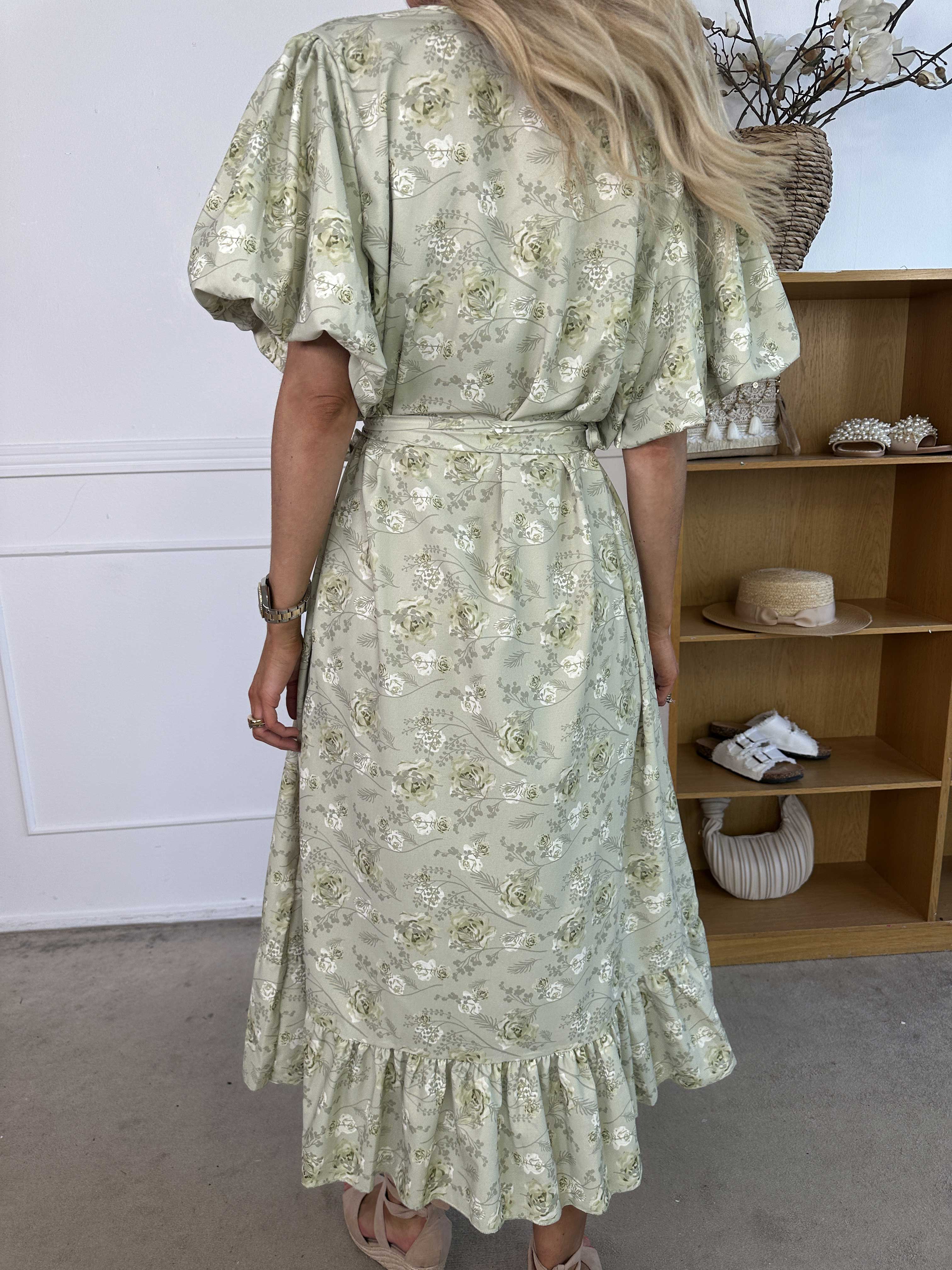 Sakira - Söt blommig klänning med puffärmar